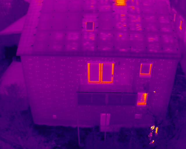 Obrázek fotovoltaických panelů přes termální kameru