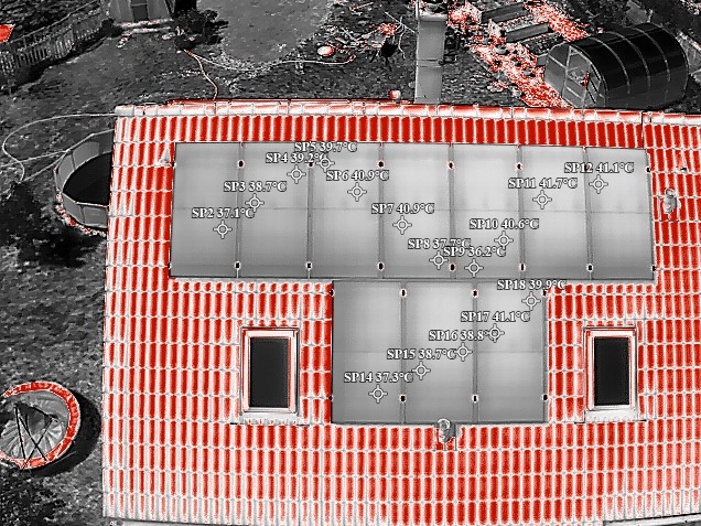 Termovizní snímek fotovoltaických panelů - kontrola FVE dronem