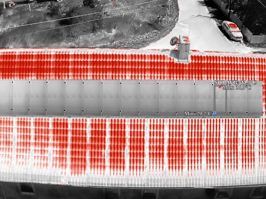 Detailní termovizní snímek fotovoltaických panelů - diagnostika FVE