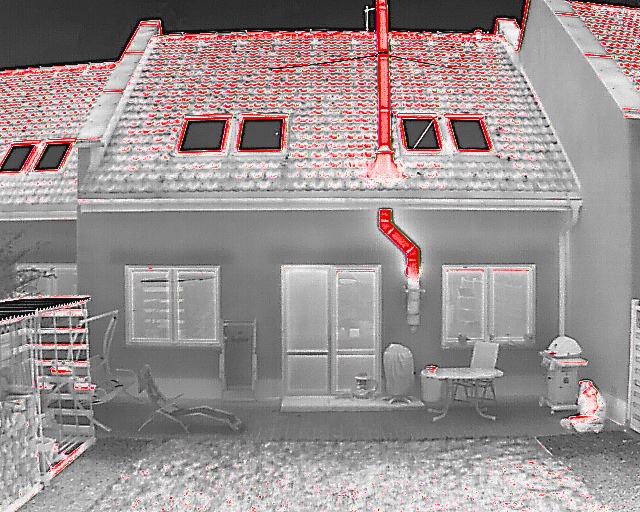 Termovizní kontrola tepelných ztrát budovy dronem
