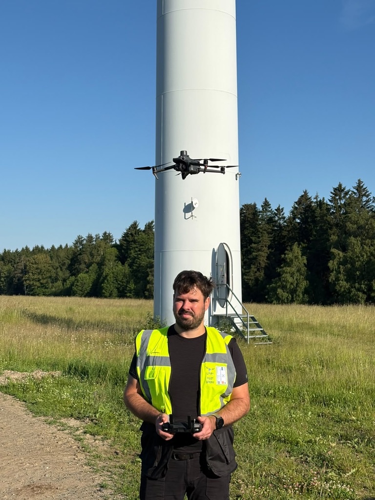 Jan Pszota při inspekci větrné elektrárny s profesionálním dronem